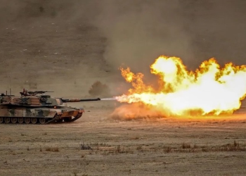 Quốc gia bắt đầu gửi xe tăng Abrams cho Ukraine bất chấp Mỹ phản đối. Xe tăng M1A1 Abrams khai hỏa trong một cuộc tập trận ở Úc vào năm 2019. Ảnh: Scott Barbour/Getty Images.