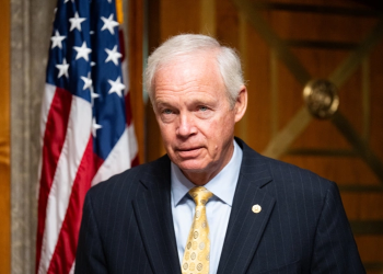 Quan chức chính quyền Biden bị yêu cầu đối chất về tình trạng sức khỏe của cựu tổng thống. Thượng nghị sĩ Ron Johnson tại thủ đô Washington, Mỹ, hôm 3/4. Ảnh: Reuters