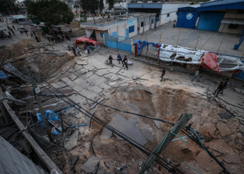 Israel tập kích bệnh viện Gaza, nghi nhắm vào thủ lĩnh Hamas. Hố bom trong khuôn viên Bệnh viện Châu Âu ở thành phố Khan Younis sau vụ không kích ngày 13/5. Ảnh: AFP