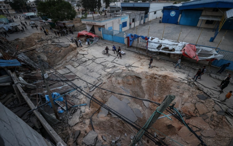 Israel tập kích bệnh viện Gaza, nghi nhắm vào thủ lĩnh Hamas. Hố bom trong khuôn viên Bệnh viện Châu Âu ở thành phố Khan Younis sau vụ không kích ngày 13/5. Ảnh: AFP