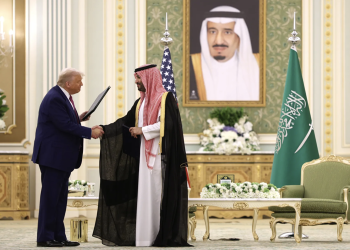 Tổng thống Mỹ Donald Trump (trái) và Thái tử Mohammed bin Salman của Saudi Arabia - Ảnh: Bloomberg.