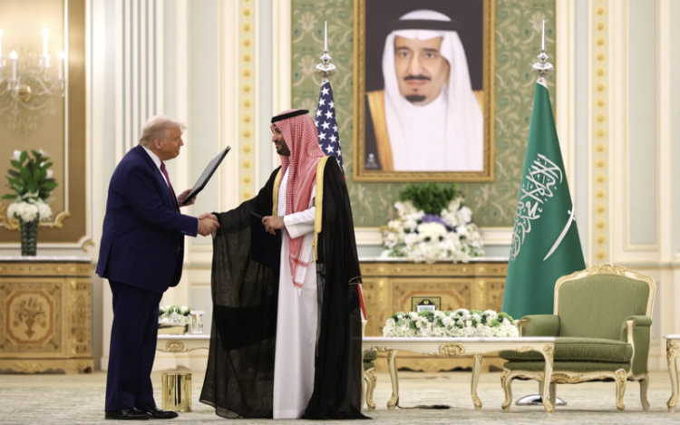 Tổng thống Mỹ Donald Trump (trái) và Thái tử Mohammed bin Salman của Saudi Arabia - Ảnh: Bloomberg.