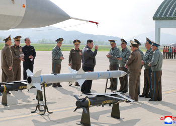 Nga hỗ trợ Triều Tiên phát triển tên lửa: Hàn Quốc lên tiếng cảnh báo. Ông Kim Jong-un bên cạnh mẫu tên lửa, bom mới trong ảnh công bố hôm 17/5. Ảnh: KCNA