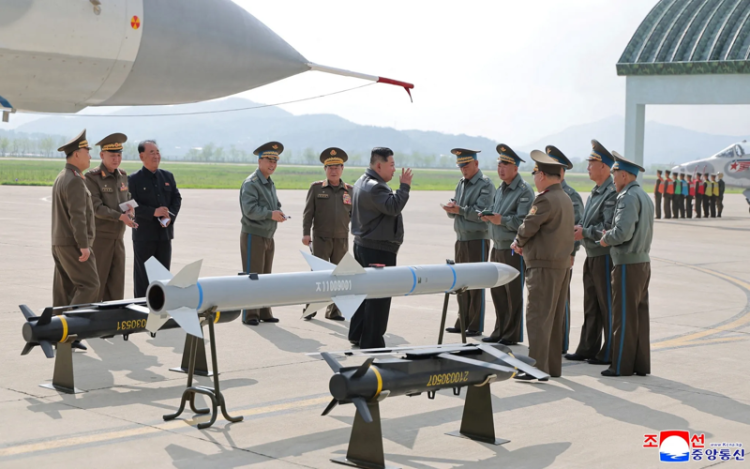 Nga hỗ trợ Triều Tiên phát triển tên lửa: Hàn Quốc lên tiếng cảnh báo. Ông Kim Jong-un bên cạnh mẫu tên lửa, bom mới trong ảnh công bố hôm 17/5. Ảnh: KCNA