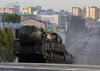 Nga sẵn sàng triển khai tên lửa siêu thanh Nga Oreshnik nếu tình hình vượt tầm kiểm soát. Tên lửa đạn đạo liên lục địa RS-24 Yars của Nga sẽ có mặt trong lễ duyệt binh ngày 9.5. Ảnh: Đại sứ quán Nga