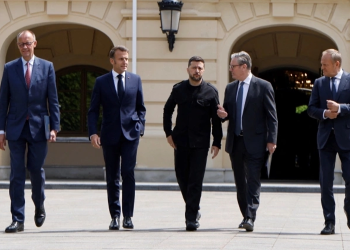 Ông Trump khiến châu Âu vỡ mộng 'chung thuyền' với Mỹ trong hồ sơ Ukraine. Từ trái sang: Thủ tướng Đức, Tổng thống Pháp, Tổng thống Ukraine, Thủ tướng Anh và Thủ tướng Ba Lan tại Kiev hôm 10/5. Ảnh: AFP