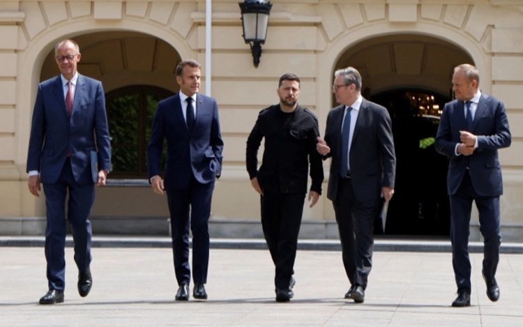 Ông Trump khiến châu Âu vỡ mộng 'chung thuyền' với Mỹ trong hồ sơ Ukraine. Từ trái sang: Thủ tướng Đức, Tổng thống Pháp, Tổng thống Ukraine, Thủ tướng Anh và Thủ tướng Ba Lan tại Kiev hôm 10/5. Ảnh: AFP