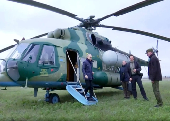 Ukraine phủ nhận tấn công trực thăng của Tổng thống Putin bằng UAV. Tổng thống Putin thăm khu vực Nga kiểm soát ở tỉnh Kherson vào tháng 4/2023 bằng trực thăng. Ảnh: Kremlin