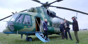 Ukraine phủ nhận tấn công trực thăng của Tổng thống Putin bằng UAV. Tổng thống Putin thăm khu vực Nga kiểm soát ở tỉnh Kherson vào tháng 4/2023 bằng trực thăng. Ảnh: Kremlin