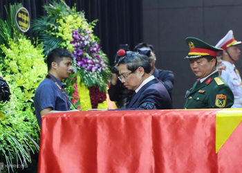 Lễ viếng nguyên Chủ tịch nước Trần Đức Lương: Trang trọng, xúc động và đầy lòng kính trọng. Thủ tướng Phạm Minh Chính viếng nguyên Chủ tịch nước Trần Đức Lương. Ảnh: Giang Huy