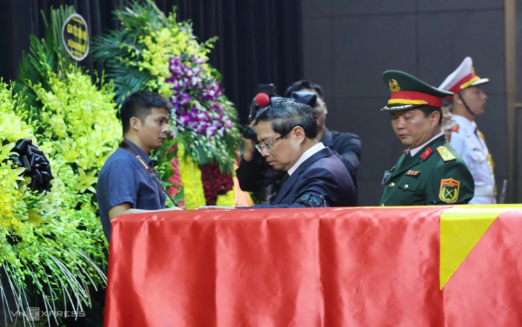 Lễ viếng nguyên Chủ tịch nước Trần Đức Lương: Trang trọng, xúc động và đầy lòng kính trọng. Thủ tướng Phạm Minh Chính viếng nguyên Chủ tịch nước Trần Đức Lương. Ảnh: Giang Huy