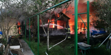 Ukraine tập kích UAV quy mô lớn vào Moskva, khiến loạt sân bay tê liệt. Một khu nhà bị cháy ở tỉnh Moskva sau đòn tập kích UAV Ukraine đêm 27, sáng 28/5. Ảnh: Văn phòng tỉnh trưởng Moskva