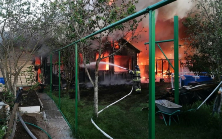 Ukraine tập kích UAV quy mô lớn vào Moskva, khiến loạt sân bay tê liệt. Một khu nhà bị cháy ở tỉnh Moskva sau đòn tập kích UAV Ukraine đêm 27, sáng 28/5. Ảnh: Văn phòng tỉnh trưởng Moskva