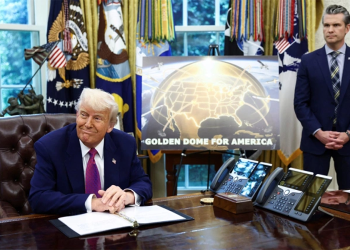 Ông Trump công bố dự án lá chắn tên lửa Vòm Vàng trị giá 175 tỷ USD. Tổng thống Mỹ Donald Trump và Bộ trưởng Quốc phòng Pete Hegseth tại Phòng Bầu dục, Nhà Trắng ngày 20/5. Ảnh: Reuters