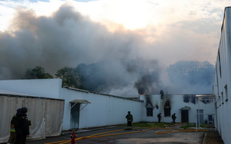 Ukraine hứng đòn tấn công UAV lớn nhất trước thềm cuộc điện đàm giữa ông Trump và ông Putin. Lính cứu hỏa có mặt tại khu vực bị máy bay không người lái của Nga tấn công ngày 18/5. (Ảnh: Reuters)