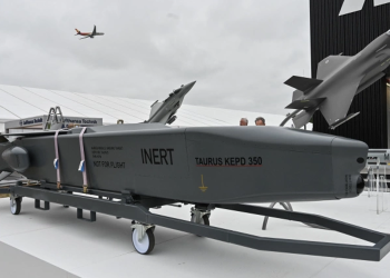 Lý do phương Tây dỡ hạn chế về vũ khí tầm xa cho Ukraine. Mô hình tên lửa Taurus được trưng bày tại triển lãm hàng không ở Đức tháng 6/2024. Ảnh: AFP