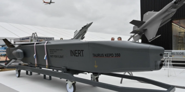 Lý do phương Tây dỡ hạn chế về vũ khí tầm xa cho Ukraine. Mô hình tên lửa Taurus được trưng bày tại triển lãm hàng không ở Đức tháng 6/2024. Ảnh: AFP