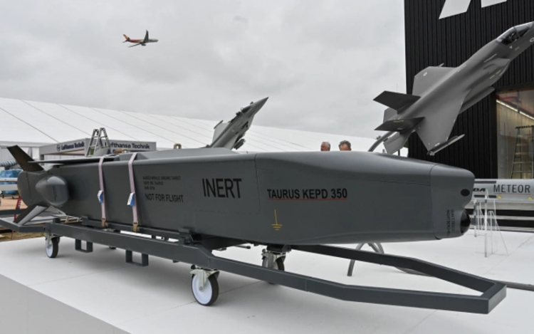 Lý do phương Tây dỡ hạn chế về vũ khí tầm xa cho Ukraine. Mô hình tên lửa Taurus được trưng bày tại triển lãm hàng không ở Đức tháng 6/2024. Ảnh: AFP