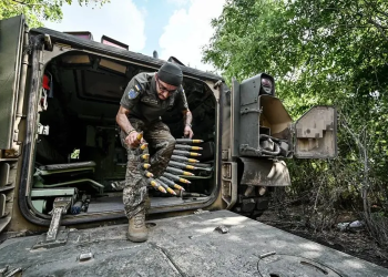 Chiến sự Nga-Ukraine 30-5: Moscow mở chiến dịch toàn tuyến, loại hơn 1.200 binh sĩ Ukraine. Một binh sĩ thuộc kíp lái xe chiến đấu bộ binh Bradley của Lữ đoàn Cơ giới số 47 Mahura (Ukraine) mang theo dây đạn tại tiền tuyến Zaporizhia. Ảnh: UKRINFORM