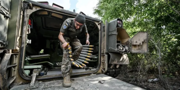 Chiến sự Nga-Ukraine 30-5: Moscow mở chiến dịch toàn tuyến, loại hơn 1.200 binh sĩ Ukraine. Một binh sĩ thuộc kíp lái xe chiến đấu bộ binh Bradley của Lữ đoàn Cơ giới số 47 Mahura (Ukraine) mang theo dây đạn tại tiền tuyến Zaporizhia. Ảnh: UKRINFORM