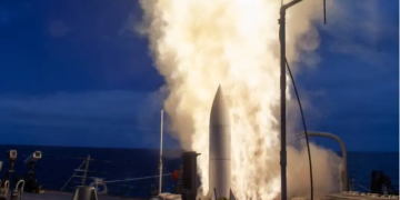 Tên lửa SM-6 – Lá chắn chiến lược chống vũ khí siêu vượt âm của Hải quân Mỹ. Tàu khu trục lớp Arleigh Burke USS John Paul Jones (DDG 53) bắn tên lửa Standard Missile-6 (SM-6) trong cuộc thử nghiệm hệ thống vũ khí Aegis ngày 27.6.2014. Ảnh: US Navy