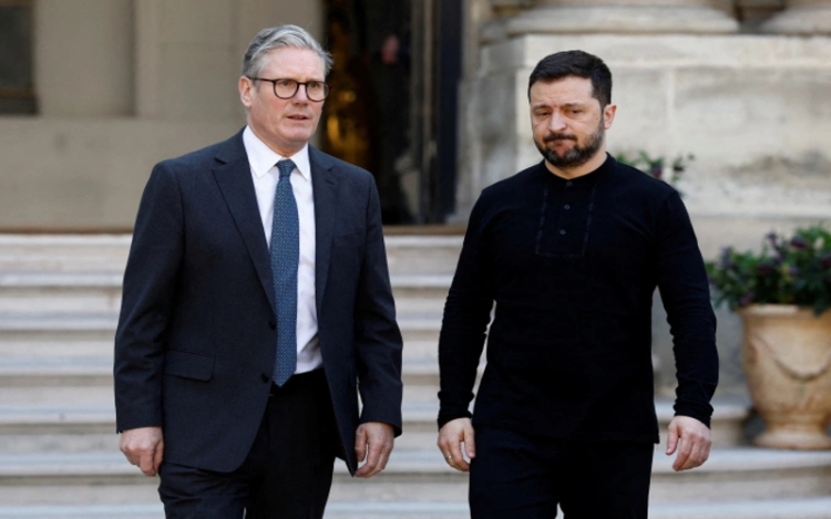 Châu Âu gia tăng sức ép lên ông Trump trước cuộc điện đàm với ông Putin. Thủ tướng Anh (trái) và Tổng thống Ukraine bên ngoài đại sứ quán Anh ở Pháp, ngày 27/3. Ảnh: AFP