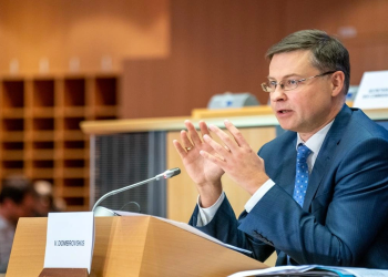 EU chuẩn bị gói trừng phạt thứ 18 nhằm gia tăng áp lực lên Nga. Valdis Dombrovski, Phó chủ tịch điều hành Ủy ban châu Âu phụ trách nền kinh tế phục vụ con người và Ủy viên thương mại EU. Ảnh: europarl.europa.eu