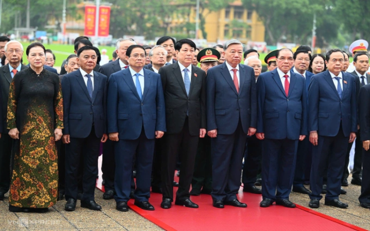 Lãnh đạo Đảng, Nhà nước vào Lăng viếng Chủ tịch Hồ Chí Minh, sáng 19/5. Ảnh: Giang Huy