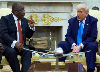 Trump cáo buộc diệt chủng người da trắng Nam Phi trong cuộc gặp Tổng thống Ramaphosa. Ông Ramaphosa (trái) và ông Trump tại Nhà Trắng hôm 21/5. Ảnh: AP