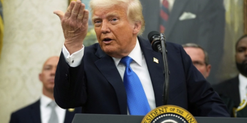 Trump tăng thuế thép nhập khẩu lên 50% để bảo vệ ngành công nghiệp nội địa