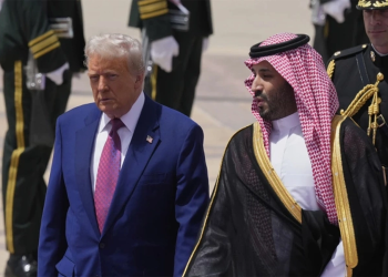 Tổng thống Mỹ Donald Trump (trái) và Thái tử Mohammed bin Salman (phải) tại sân bay quốc tế Quốc vương Khalid ngày 13/5. Ảnh: AP