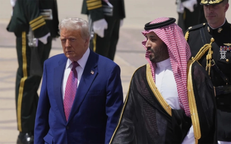 Tổng thống Mỹ Donald Trump (trái) và Thái tử Mohammed bin Salman (phải) tại sân bay quốc tế Quốc vương Khalid ngày 13/5. Ảnh: AP