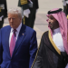 Tổng thống Mỹ Donald Trump (trái) và Thái tử Mohammed bin Salman (phải) tại sân bay quốc tế Quốc vương Khalid ngày 13/5. Ảnh: AP