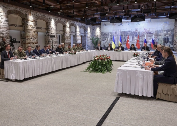 Khác biệt lập trường Nga Ukraine: Rào cản lớn trong tiến trình hòa đàm. Phái đoàn Nga và Ukraine trong cuộc đàm phán tại Istanbul, Thổ Nhĩ Kỳ, ngày 16/5. Ảnh: Văn phòng Ngoại trưởng Thổ Nhĩ Kỳ