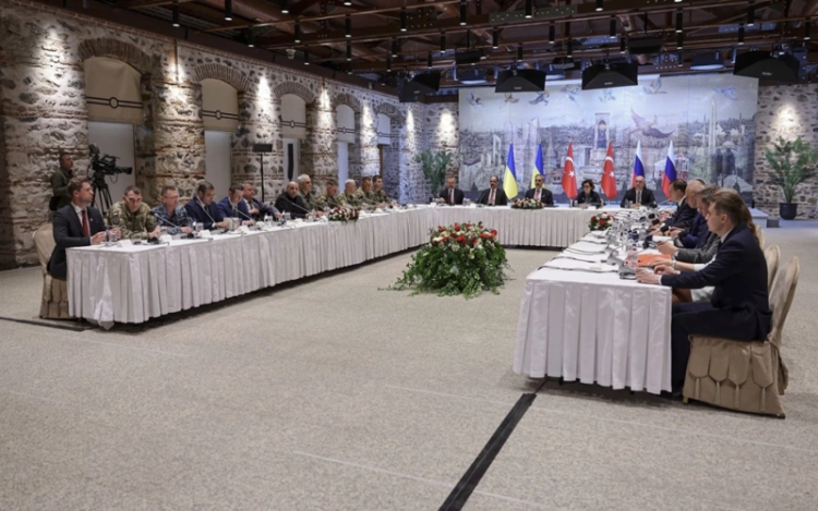 Khác biệt lập trường Nga Ukraine: Rào cản lớn trong tiến trình hòa đàm. Phái đoàn Nga và Ukraine trong cuộc đàm phán tại Istanbul, Thổ Nhĩ Kỳ, ngày 16/5. Ảnh: Văn phòng Ngoại trưởng Thổ Nhĩ Kỳ