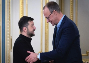 Phương Tây dỡ bỏ hết hạn chế về vũ khí tầm xa cho Ukraine, tạo thế trận mới trên chiến trường. Thủ tướng Đức Friedrich Merz (phải) và Tổng thống Ukraine Volodymyr Zelensky tại Kiev. Ảnh: AP