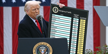 Nhà Trắng phản đối gay gắt phán quyết tòa Mỹ chặn đòn thuế của ông Trump. Tổng thống Mỹ Donald Trump công bố bảng thuế đối ứng tại Nhà Trắng ngày 2/4. Ảnh: AFP