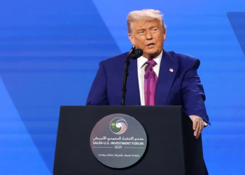 Ông Trump tuyên bố dỡ bỏ trừng phạt Syria, mở đường cho tái thiết hậu chiến. Tổng thống Mỹ Donald Trump phát biểu tại Riyadh, Arab Saudi, ngày 13/5. Ảnh: AFP