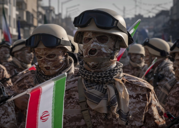 Iran cảnh báo sẽ đáp trả thảm khốc nếu bị Israel tấn công. Binh sĩ IRGC duyệt binh ở Tehran ngày 10/1. Ảnh: Reuters