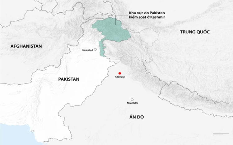 S-400 Ấn Độ hạ máy bay mắt thần Pakistan trong xung đột 4 ngày. Vị trí căn cứ Adampur (chấm đỏ). Đồ họa: CNN