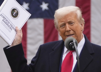 Tòa án Mỹ chặn thuế đối ứng của ông Trump, chính sách kinh tế bị lung lay. Tổng thống Donald Trump phát biểu trong sự kiện công bố thuế đối ứng tại Vườn Hồng, Nhà Trắng, ngày 2/4. Ảnh: AP