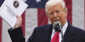 Tòa án Mỹ chặn thuế đối ứng của ông Trump, chính sách kinh tế bị lung lay. Tổng thống Donald Trump phát biểu trong sự kiện công bố thuế đối ứng tại Vườn Hồng, Nhà Trắng, ngày 2/4. Ảnh: AP