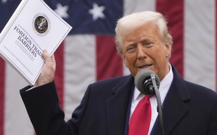 Tòa án Mỹ chặn thuế đối ứng của ông Trump, chính sách kinh tế bị lung lay. Tổng thống Donald Trump phát biểu trong sự kiện công bố thuế đối ứng tại Vườn Hồng, Nhà Trắng, ngày 2/4. Ảnh: AP