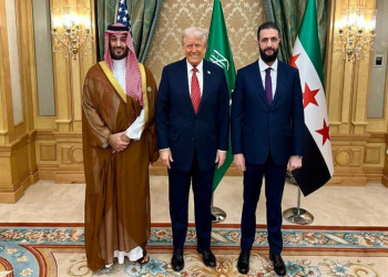 Từ trái qua phải: Thái tử Arab Saudi Mohammed bin Salman, Tổng thống Mỹ Donald Trump và Tổng thống lâm thời Syria Ahmed al-Sharaa trong cuộc gặp tại Riyadh ngày 14/5. Ảnh: Daily Sabah