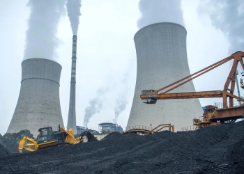 Trung Quốc giảm phát thải điện mạnh nhất trong 5 năm do áp lực thuế từ Mỹ. Máy ủi đẩy than lên băng chuyền ở nhà máy điện Giang Du, tỉnh Tứ Xuyên, Trung Quốc, ngày 28/1/2022. Ảnh: China News Service