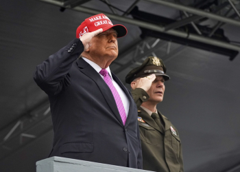 Ông Trump tuyên bố đã xây dựng lại quân đội Mỹ hùng mạnh chưa từng có. Tổng thống Mỹ Donald Trump (trái) dự lễ tốt nghiệp Học viện Quân sự West Point tại New York ngày 24/5. Ảnh: AP