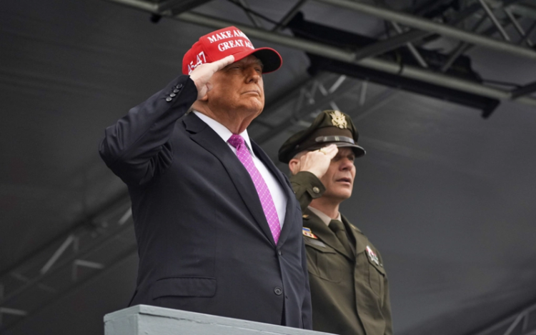 Ông Trump tuyên bố đã xây dựng lại quân đội Mỹ hùng mạnh chưa từng có. Tổng thống Mỹ Donald Trump (trái) dự lễ tốt nghiệp Học viện Quân sự West Point tại New York ngày 24/5. Ảnh: AP