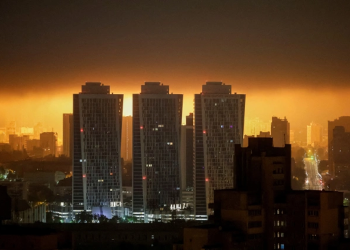 Ukraine để lọt loạt tên lửa trong đòn tập kích lớn kỷ lục của Nga. Chớp sáng từ các vụ nổ ở thủ đô Kiev trong cuộc tập kích của Nga hôm nay. Ảnh: Reuters