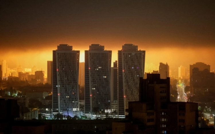 Ukraine để lọt loạt tên lửa trong đòn tập kích lớn kỷ lục của Nga. Chớp sáng từ các vụ nổ ở thủ đô Kiev trong cuộc tập kích của Nga hôm nay. Ảnh: Reuters