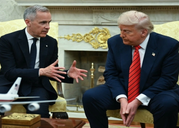 Lãnh đạo Mỹ - Canada tranh luận về ý tưởng sáp nhập: Cuộc đối đầu ngoại giao chưa có hồi kết. Thủ tướng Canada Mark Carney (trái) trao đổi với Tổng thống Mỹ Donald Trump tại Nhà Trắng ngày 6/5. Ảnh: AFP